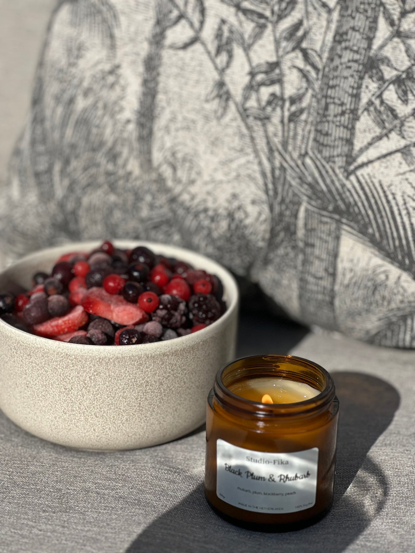 Black Plum & Rhubarb Geurkaars | Amber Jar Candle