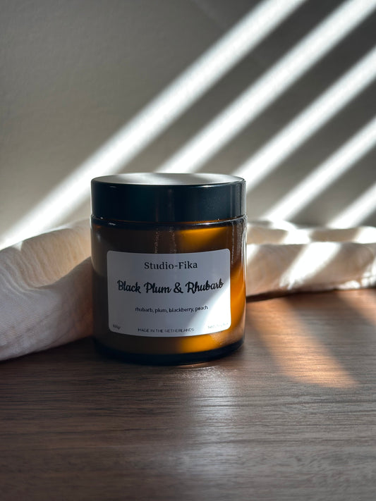 Black Plum & Rhubarb Geurkaars | Amber Jar Candle