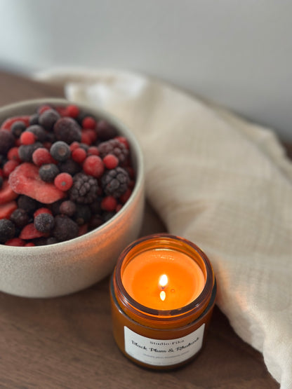 Black Plum & Rhubarb Geurkaars | Amber Jar Candle